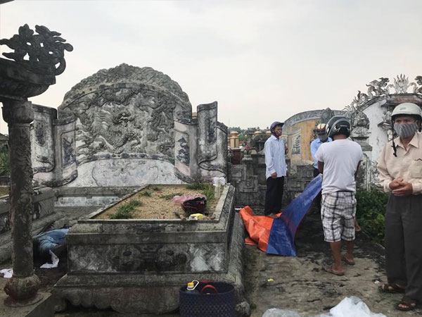 Đi chăn vịt, hoảng hồn phát hiện thi thể đang phân hủy ở nghĩa địa