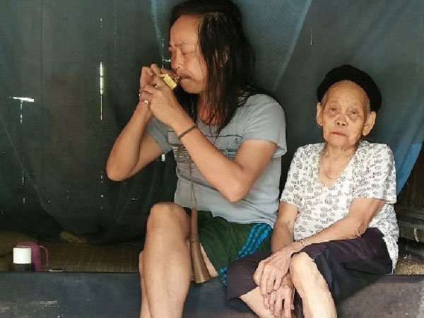 Kỳ lạ: Con trai tâm thần lên cơn, mẹ già hát ru là ngừng đập phá