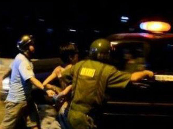 Lấy kéo kề cổ vợ và con trai rồi la hét, cố thủ trong phòng trọ