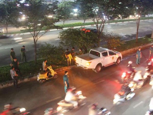 Người đàn ông treo cổ ở dải phân cách đường