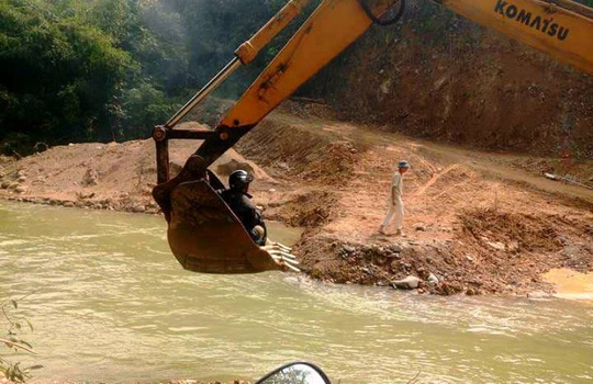 Rùng mình cảnh người dân miền núi qua suối bằng máy múc