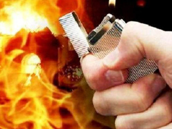 Vợ ngủ với nhân tình, chồng dùng xăng đốt cả 2 cháy như đuốc