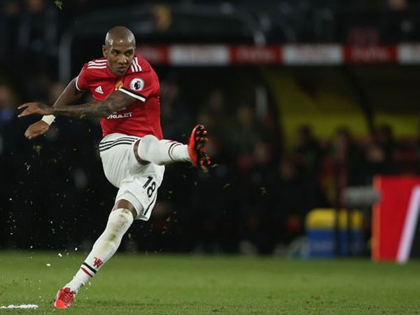 Ashley Young rực sáng: Chuyển nhượng này, đừng nhắc 'FoeverYoung' nữa