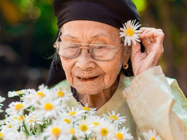 Bộ ảnh cúc họa mi ‘phiên bản’ bà ngoại khiến người ta phải mỉm cười ngay lập tức!