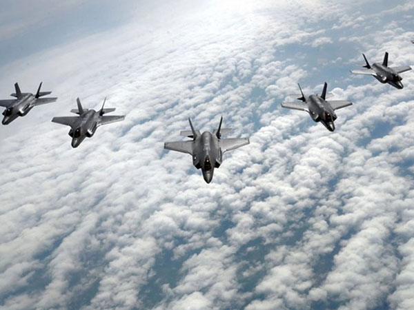 Cận cảnh siêu chiến đấu cơ F-35 phô diễn sức mạnh trên không