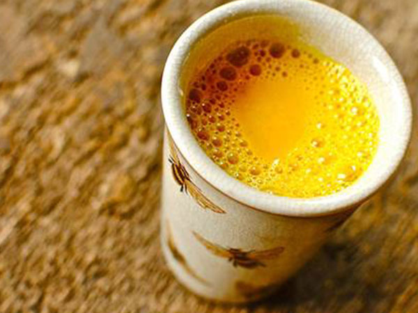 Chia sẻ kinh nghiệm uống nước ép nghệ tươi để da trắng hồng, hết mụn chỉ sau 3 tuần