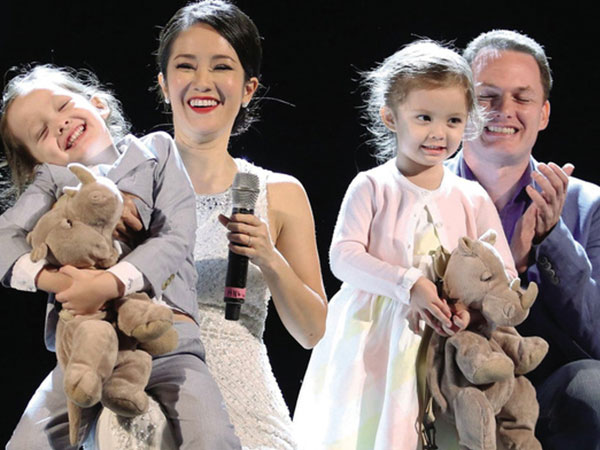 Chuyện tình 'phi công – máy bay' showbiz Việt: Ca sĩ Hồng Nhung và hạnh phúc viên mãn