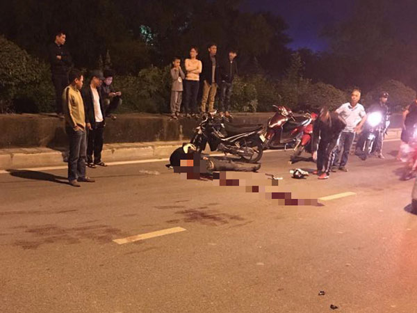 Hà Nội: Cô gái gục khóc bên thi thể bạn trai sau cú tông trực diện với xe máy khác