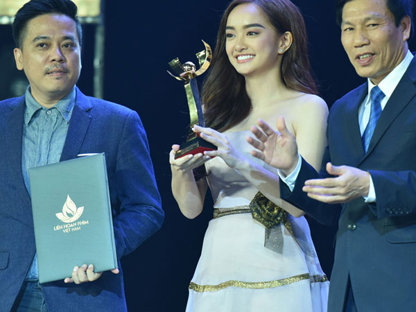 Kaity Nguyễn và 'Em chưa 18' đoạt Bông sen vàng