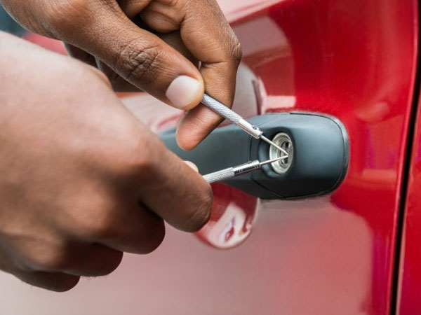 Mẹo hay giúp mở cửa xe ôtô khi bỏ quên chìa khóa