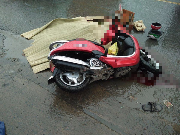 Ngã xe vì trời mưa, cô gái trẻ tử vong tại chỗ dưới gầm xe tải