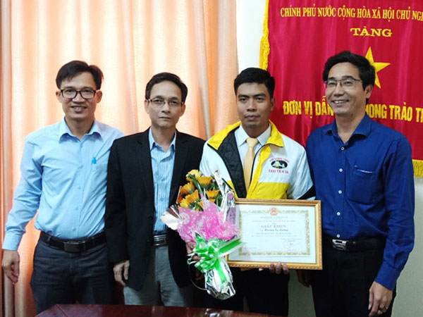 Tài xế taxi trả lại 200 triệu cho hành khách bỏ quên trên xe