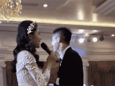 Video: Vợ hậu vệ Thế Nhật hát trong đám cưới