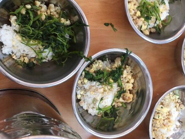 Bữa ăn bán trú quá "đạm bạc": Bức hình được chụp lại có thể là lúc chia cơm cho các cháu chưa hết!