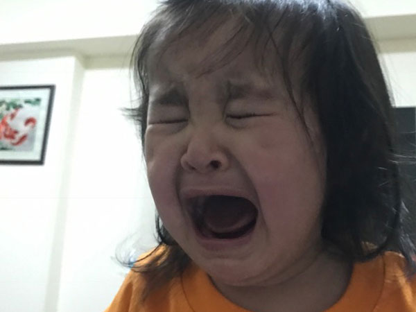 Con đang ăn vạ lập tức nín ngay khi mẹ nói những câu này!