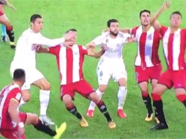 Lấy tay vả mặt đối thủ, Ronaldo nguy cơ lĩnh án nặng