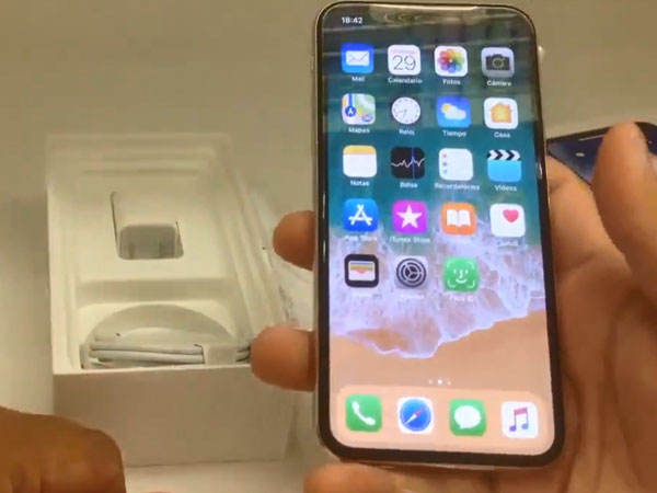 Mở hộp iPhone X đầu tiên trên thế giới
