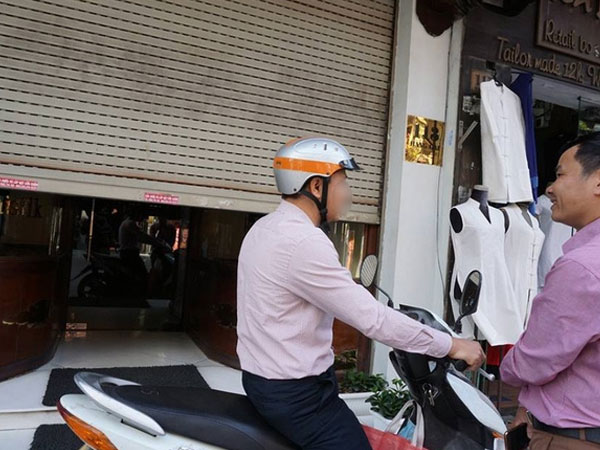 Người đàn ông mang khăn lụa Khaisilk tặng vợ hôm 20-10 nhất quyết đến cửa hàng trả lại