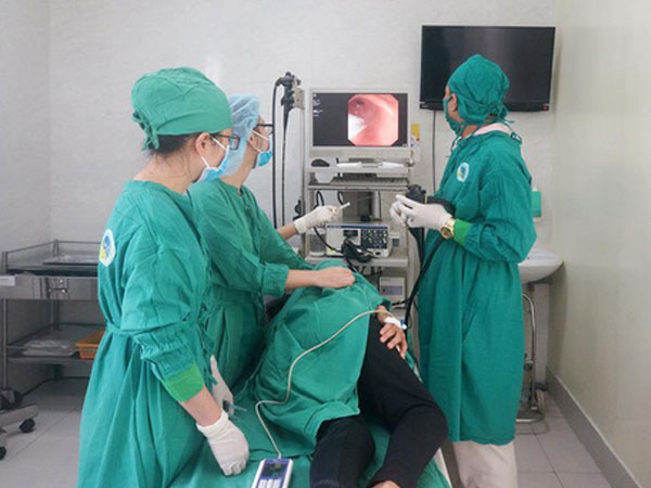Tăm tre đâm thủng ruột cụ bà