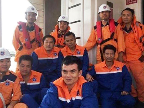 Tàu chở 12 thuyền viên và 4.600 tấn than chìm trên biển Nghệ An
