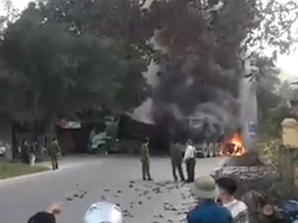 Video: 4 ô tô tông nhau, bốc cháy ngùn ngụt