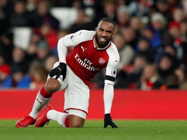 Alexandre Lacazette sẽ vắng mặt trong trận đấu với Man Utd