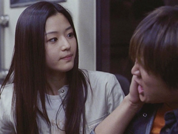 Bạn gái quy định yêu 1 tháng mới nắm tay nhưng vừa 'đá' tôi, em đã ôm hôn người khác
