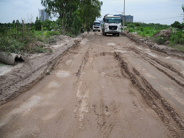 Cám cảnh những tuyến đường Hà Nội bị xe tàn phá nặng nề