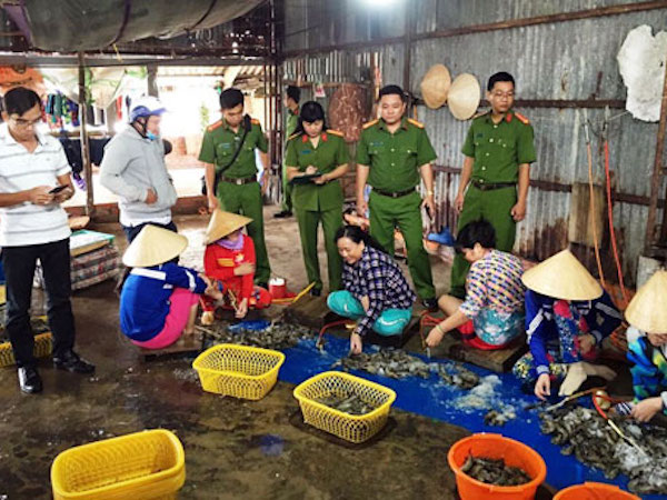 Khó dẹp nạn tôm bơm tạp chất vì lãi cao khủng khiếp như buôn ma túy
