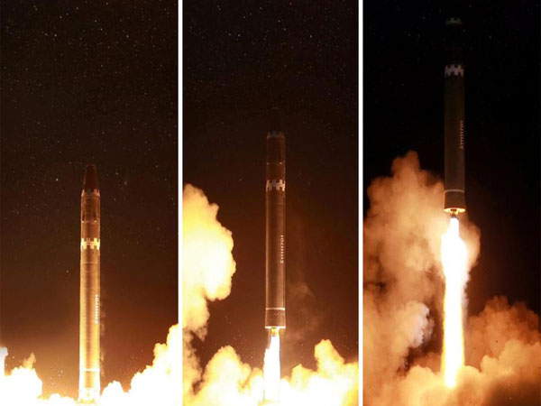 Khoảnh khắc tên lửa Hwasong-15 Triều Tiên rời bệ phóng