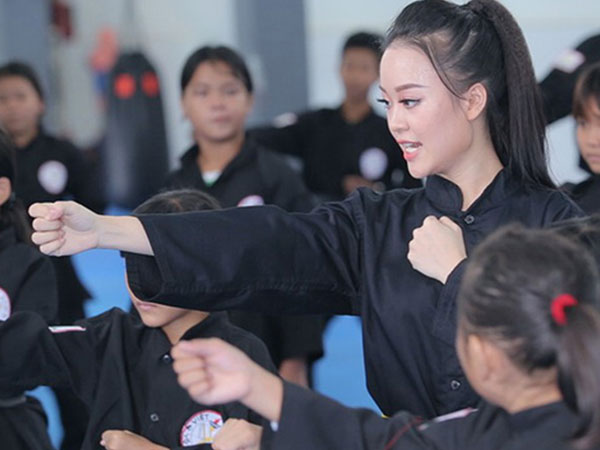 Nữ sinh phòng cháy chữa cháy xinh đẹp dạy võ cho trẻ em lang thang