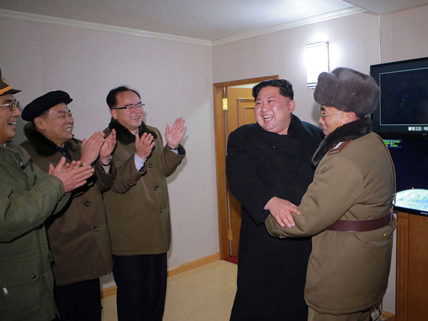 Ông Kim Jong Un chia vui cùng cấp dưới khi Triều Tiên thử tên lửa