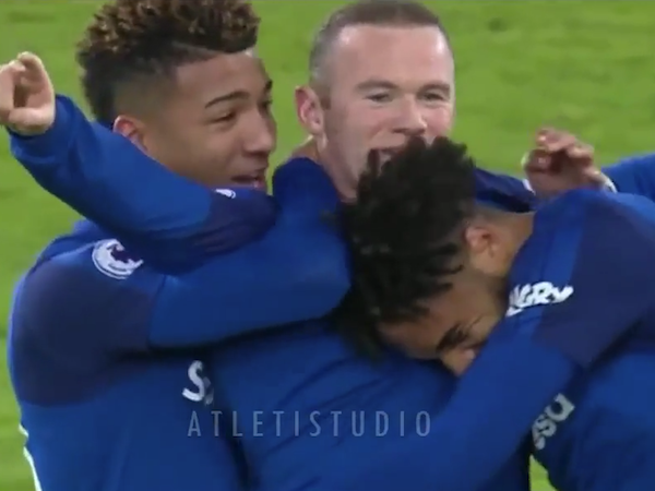 Rooney ghi bàn từ giữa sân 'đẹp hơn Becks'
