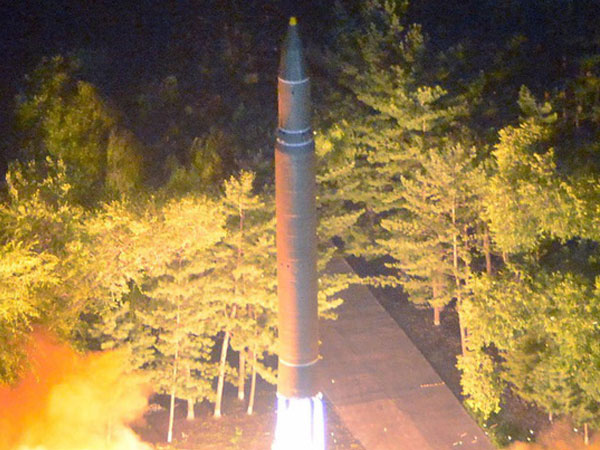 Tên lửa Hwasong-15 của Triều Tiên: Mạnh nhất, xa nhất, cao nhất, Mỹ rất khó đánh chặn