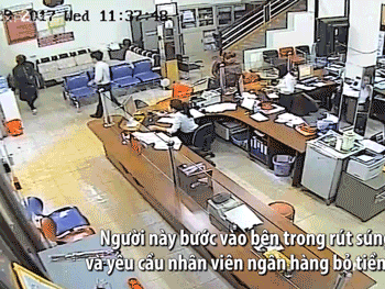 Video: Giây phút kẻ cướp bắn bảo vệ ngân hàng ở Đăk Lăk