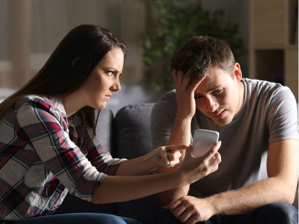 Vợ khôn ngoan đừng dại kết bạn với chồng trên facebook