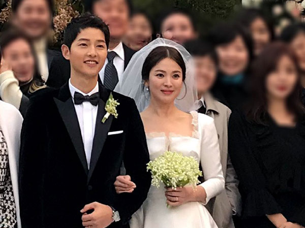 Bất ngờ với giá của bó hoa cưới trông rất "đơn giản" trên tay Song Hye Kyo