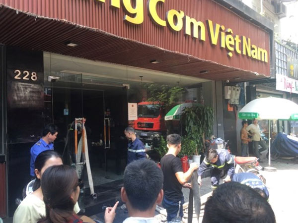 Nhà hàng ở Bà Triệu bất ngờ bốc cháy