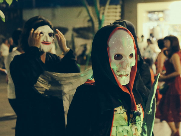 "Đầu tư" mùa Halloween, nhiều bạn trẻ Sài Gòn hóa trang rùng rợn trêu đùa trẻ em ở phố đi bộ Nguyễn Huệ