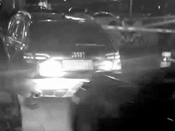 Đỗ chặn lối ra, xe Audi của nữ tài xế bị húc liên tiếp