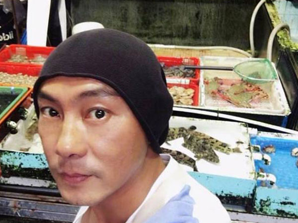 Fans ngao ngán trước hình ảnh Trương Vệ Kiện mua cá ngoài chợ