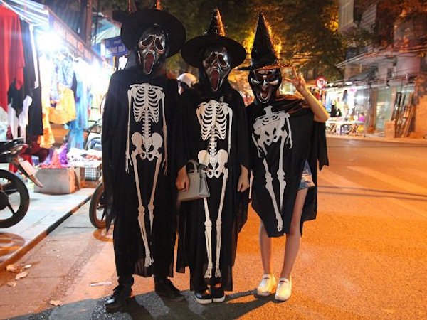 Halloween 2017: Giới trẻ hóa trang thành 'ma quỷ' lượn lờ trên phố dọa người đi đường