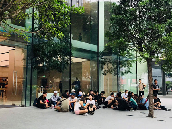 Hàng chục người Việt đến Apple Store trước 3 ngày để mua iPhone X