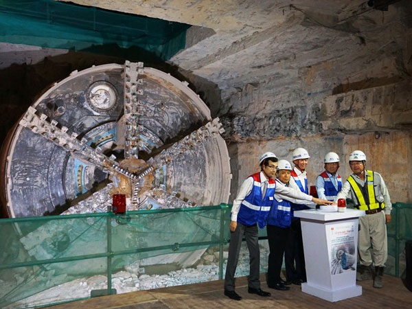 Hoàn thành khoan ngầm hầm phía Đông tuyến metro số 1