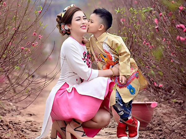 Những nàng single mom mạnh mẽ, một tay nuôi con vẫn có thu nhập khủng sau ly hôn