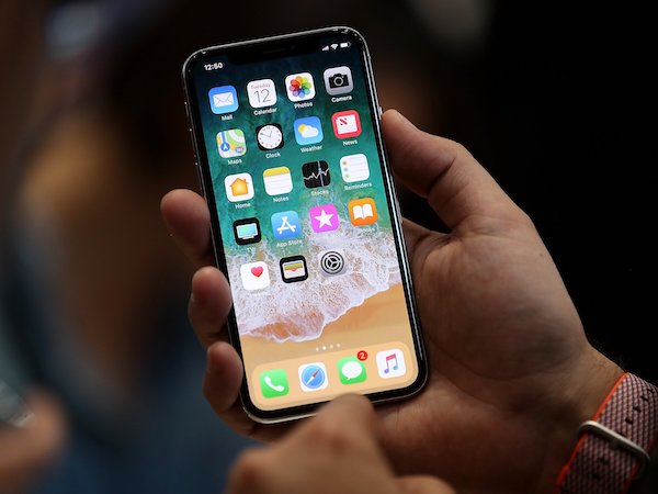 NÓNG: iPhone X sẽ 'phản chủ' thành cơn ác mộng với Apple?