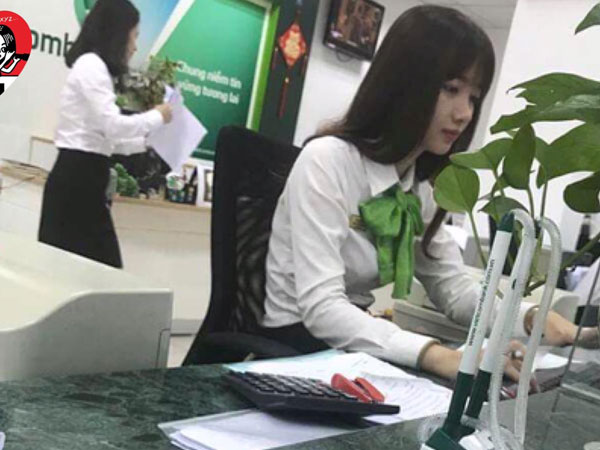 Nữ giao dịch viên ngân hàng bị khách chụp lén rồi đăng ảnh lên Facebook nhờ “tìm link” vì rất xinh