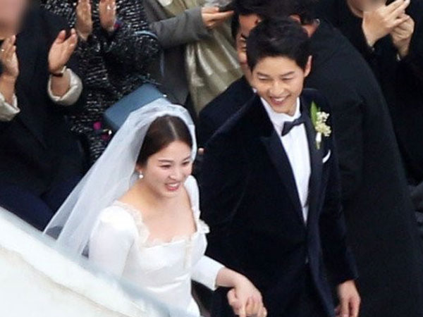 Siêu đám cưới Song Joong Ki - Song Hye Kyo: Cô dâu chú rể nắm tay nhau trong tiếng vỗ tay của mọi người