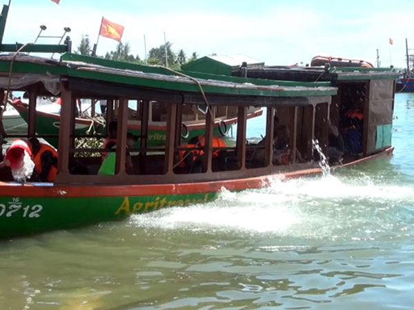 Tàu câu mực chở 36 thuyền viên chìm trên biển