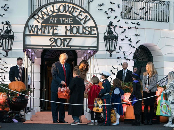 Trump phát kẹo cho 'khủng long và Minion' trước ngày Halloween